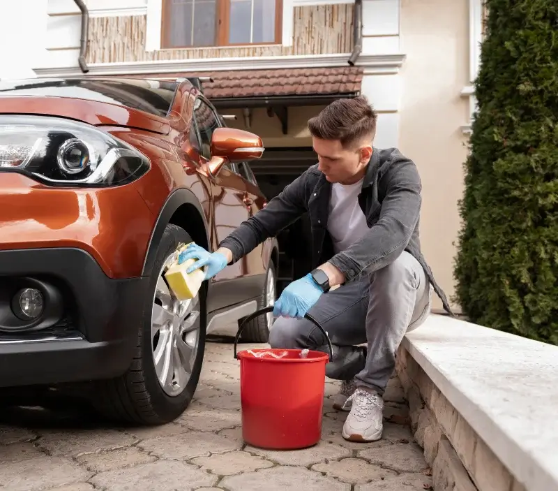 Lavage auto à domicile Villers-la-Chèvre : professionnel intervenant sur un véhicule